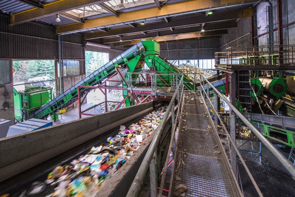 Wertstoffsortierung durch Druckluftcontainer mit drehzahlgeregelten Kompressoren